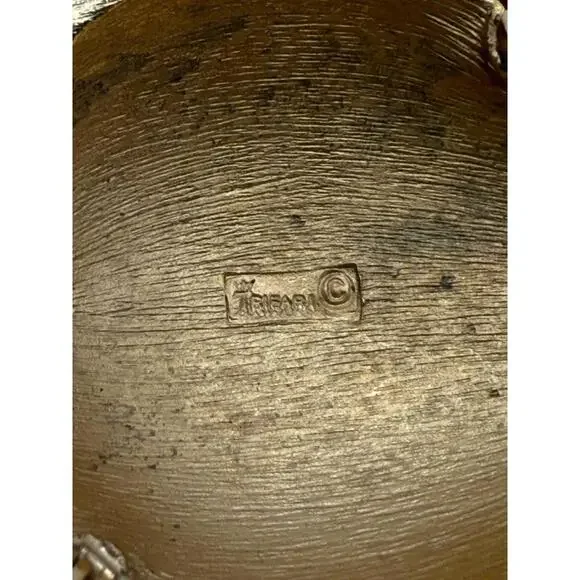 Vintage Signed Crown TRIFARI Brushed Textured Gold Tone STRAWBERRY Pin Brooch - Picture 6 of 6